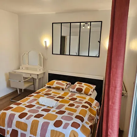 Avec Salon Et Balcon - Gare Bed & Breakfast Annemasse